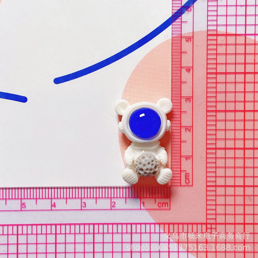 100Pcs Shiny Cartoon Astronaut Flatback Resin Spaceman Cabochons Scrapbook Crafts DIY Jewelry Decor Making Accessories