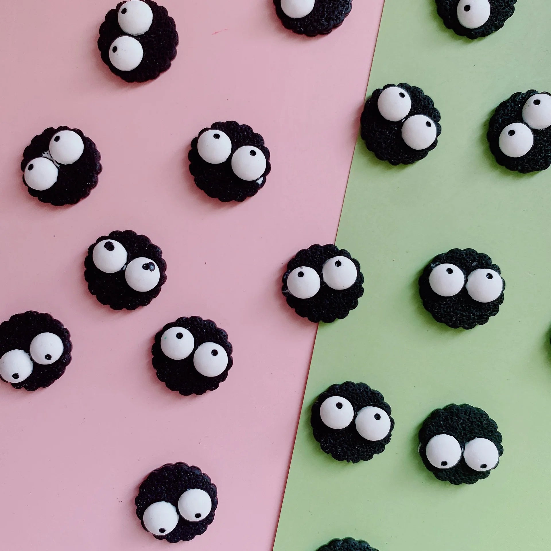 100pcs New Cute Resin Mini Black Eyes Monster Flat Back Cabochon Scrapbook Kawaii DIY Nail Craft Embellishments Accessories