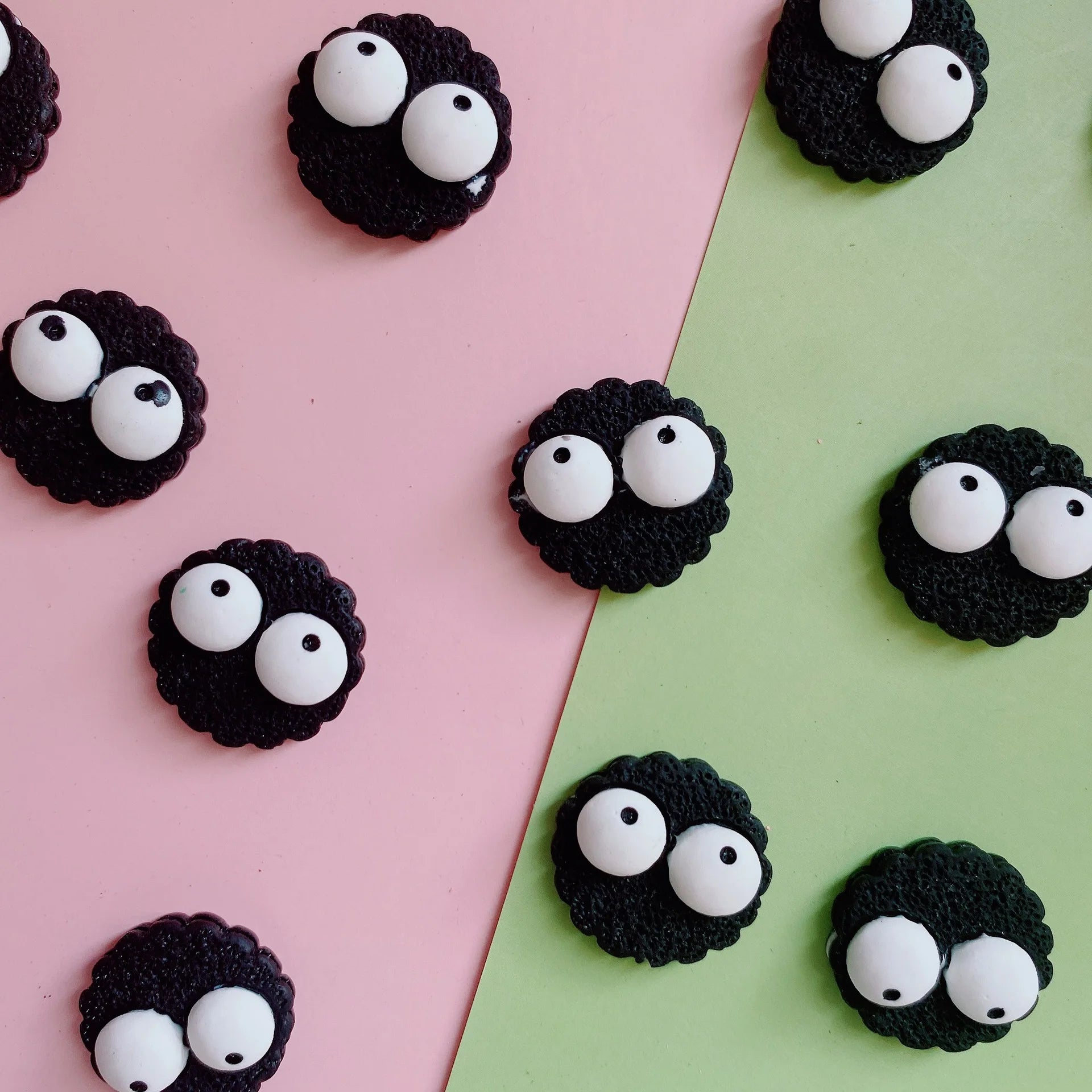 100pcs New Cute Resin Mini Black Eyes Monster Flat Back Cabochon Scrapbook Kawaii DIY Nail Craft Embellishments Accessories