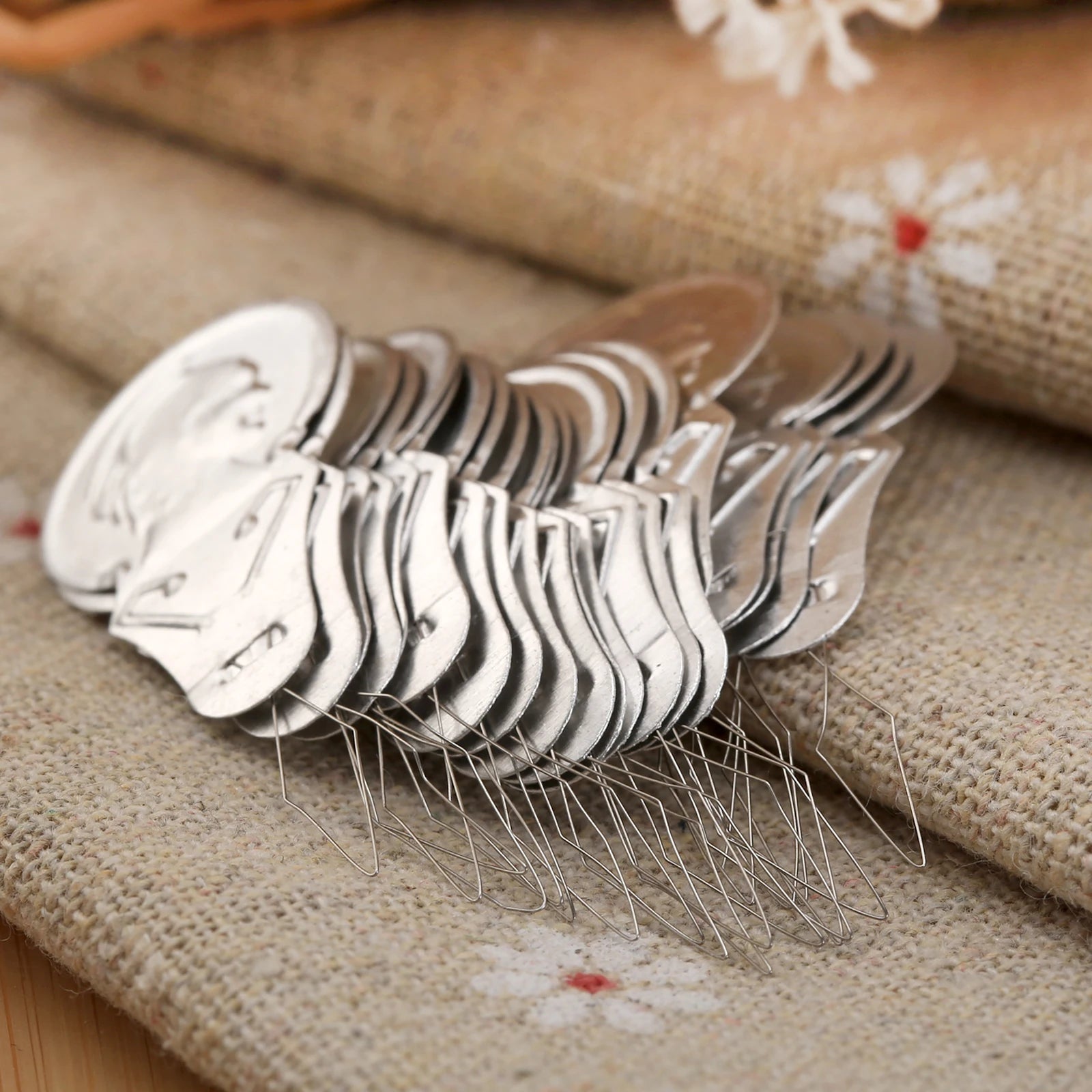 50Pcs Bow Wire Needle Threader Stitch Insertion Tool Hand Machine Sewing Cross-stitch Crafts DIY Simple Sewing Needle Threader