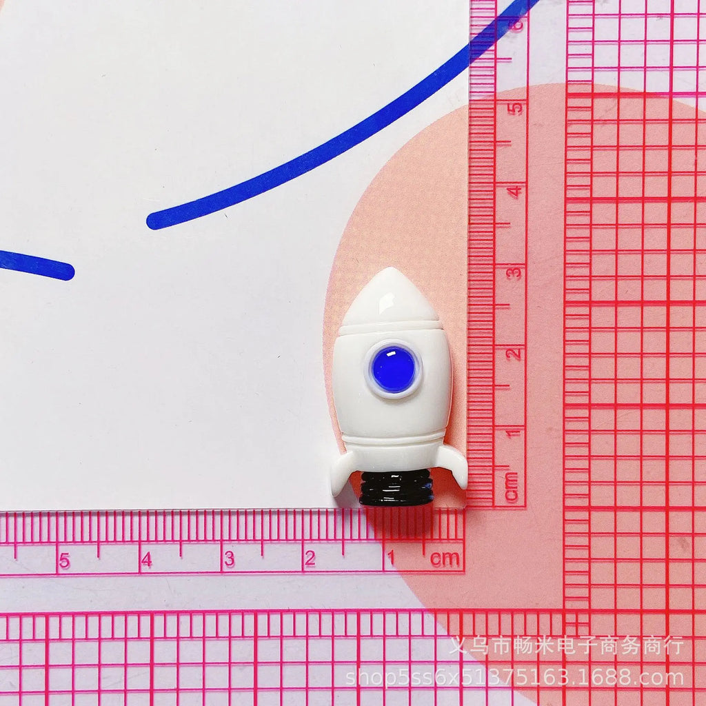 100Pcs Shiny Cartoon Astronaut Flatback Resin Spaceman Cabochons Scrapbook Crafts DIY Jewelry Decor Making Accessories